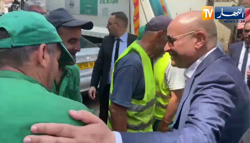 وزير التجارة لعمال النظافة..”ربي يعاونكم نتوما أسياد الرجال”