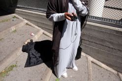 بعد دعوات منع اتداءه بالمدارس.. المجلس الفرنسي للديانة الإسلامية يدافع عن الحجاب