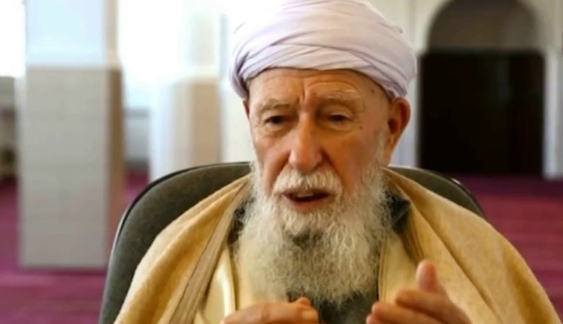 وزير المجاهدين يزور الشيخ الطاهر آيت علجت في المستشفى