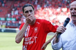 بالصور.. زروقي يحظى بتوديع مؤثر في تفينتي