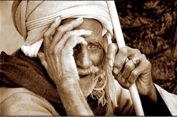 شاب يُوسع والده العجوز ضربا ويمزق ثيابه بسبب “المصروف “