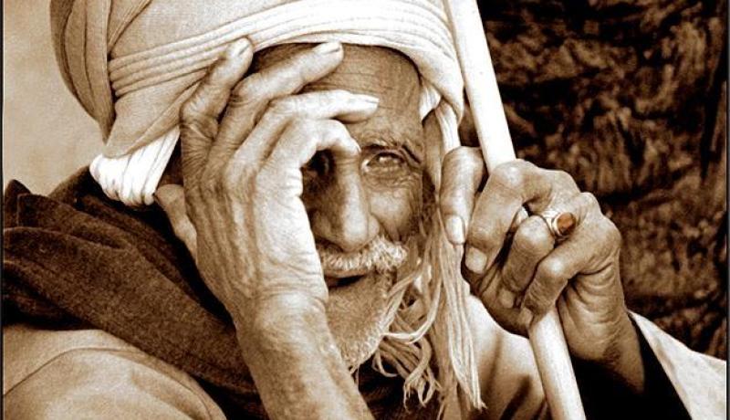 شاب يُوسع والده العجوز ضربا ويمزق ثيابه بسبب “المصروف “