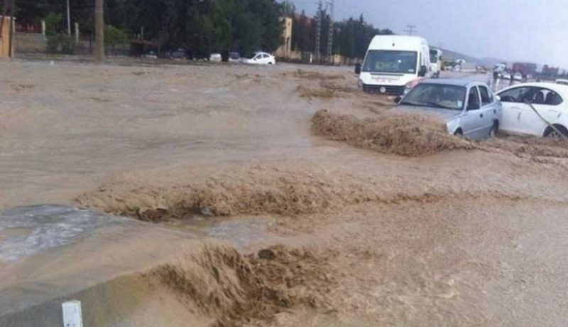 طرق مقطوعة بـ 5 ولايات بسبب إرتفاع منسوب مياه الامطار