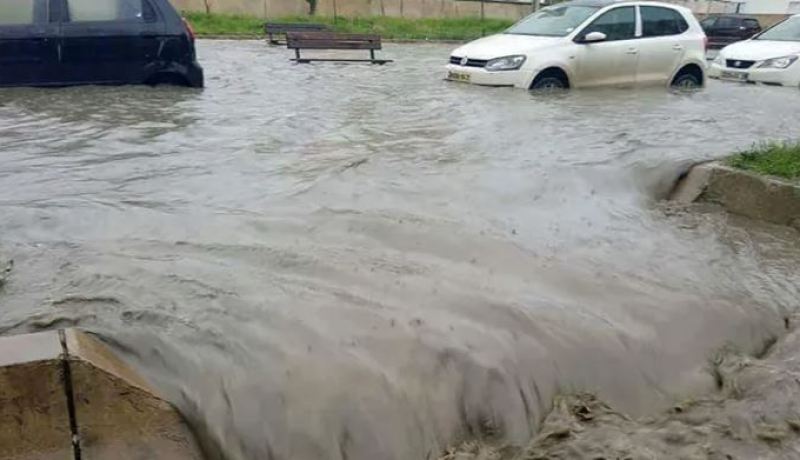 غلق الطريق الوطني رقم 1 بالمسيلة بسبب السيول