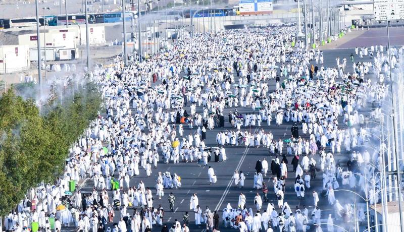 لأداء ركن الحج الأعظم.. ضيوف الرحمن على صعيد عرفات