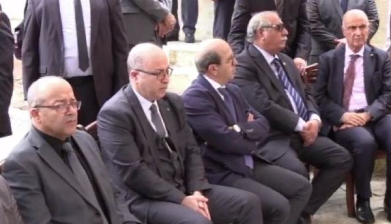 الوزير الأول على رأس الطاقم الحكومي في جنازة الشيخ آيت علجت