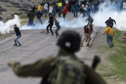 الجيش الصهيوني يعتدي على الفلسطينيين بنابلس