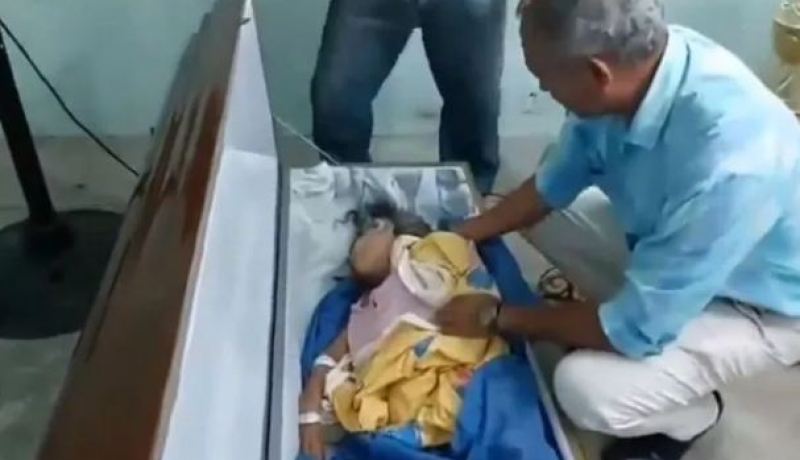 بالفيديو.. امرأة تستفيق داخل النعش خلال جنازتها