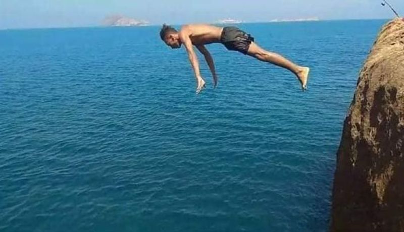إصابة خطيرة بالرأس لشاب بسبب قفزه في شاطئ صخري