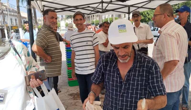 تحسبا لارتفاع الحرارة.. توزيع أكياس المياه والقبعات لتفادي ضربات الشمس بالعاصمة
