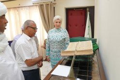 تسليم النسخة النادرة من المصحف العثماني إلى شيخ الزاوية البكرية