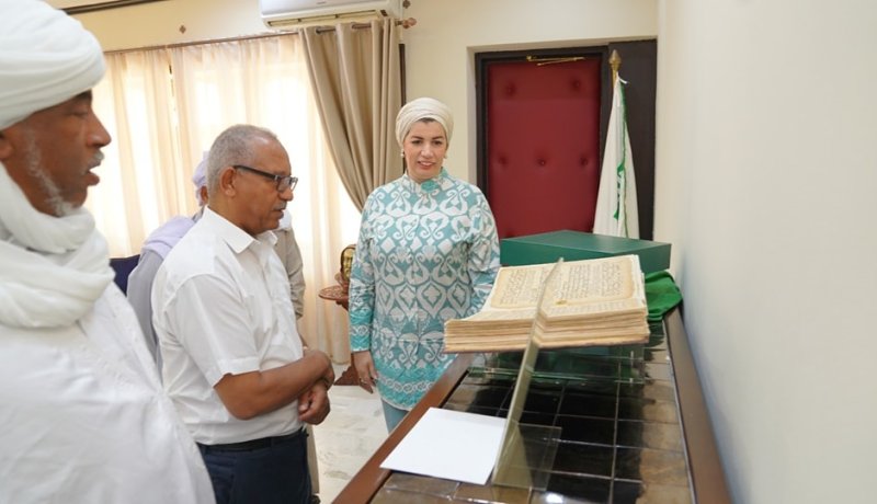 تسليم النسخة النادرة من المصحف العثماني إلى شيخ الزاوية البكرية