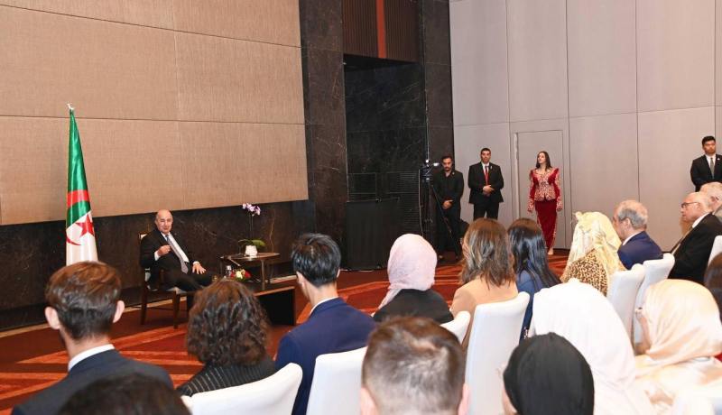 الرئيس تبون يلتقي أفرادًا من الجالية الوطنية ببكين