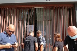 بالفيديو.. لبناني يقتحم بنكا في بيروت ويحتجز رهينة