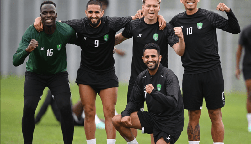 الكاف :”رياض محرز.. ساحر أهلا للمتعة أينما حل وارتحل”