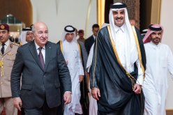 الرئيس تبون يصل إلى الدوحة وأمير قطر في استقباله