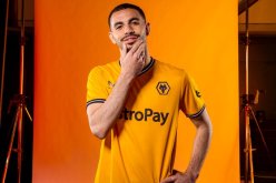 أيت نوري يستعرض القميص الجديد للولفز