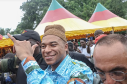 بالفيديو.. مبابي يصنع الحدث من الكاميرون باللباس التقليدي