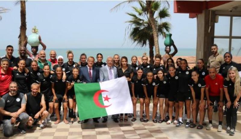 سفير الجزائر بالسنغال يدعم سيدات الخضر قبل مباراتهن الودية