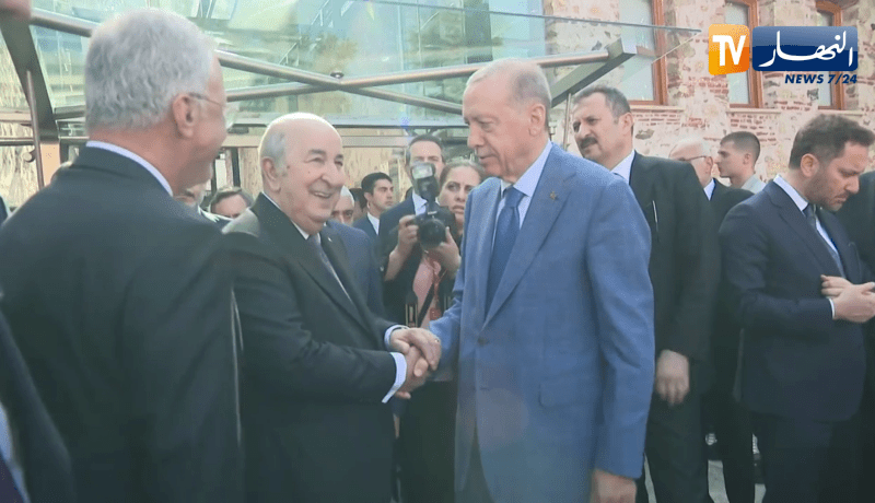 الرئيس التركي يودع الرئيس تبون عقب مأدبة غداء أقامها على شرفه بقصر السلاطين في إسطنبول