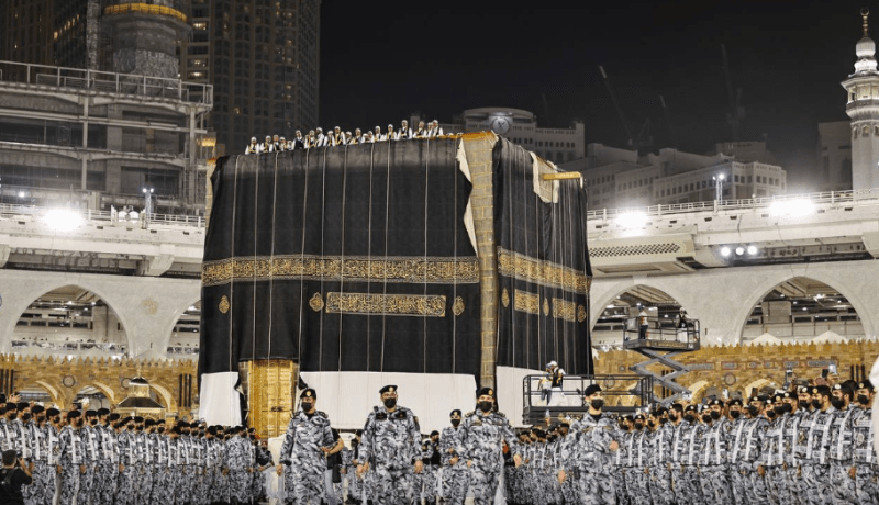 صور مُذهلة لاستبدال كسوة الكعبة المشرفة