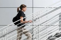 دراسة تكشف.. لهذا تسقط النساء على السلالم أكثر من الرجال