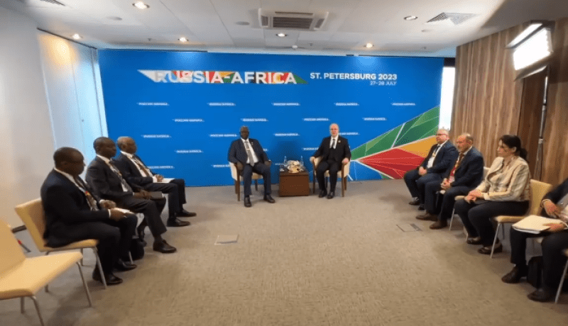 الوزير الأول يجري مباحثات مع نائب رئيس مجلس السيادة للسودان