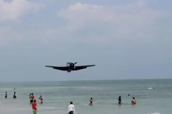 بالفيديو.. لحظات مُرعبة لتحطم طائرة على شاطئ مزدحم!