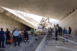 بالفيديو.. انهيار جسر في اليونان ومحاصرة عدة أشخاص تحت أنقاضه