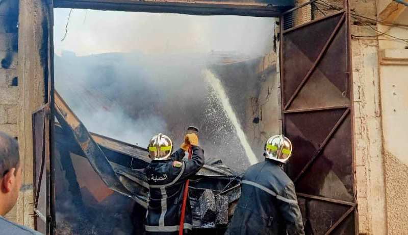 بالصور.. حريق مهول يلتهم مستودع داخل مسكن عائلي في أم البواقي