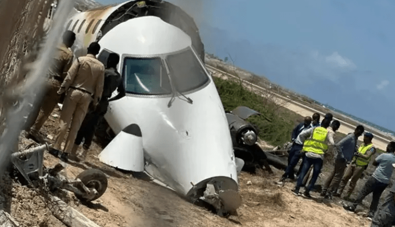 مشهد يحبس الأنفاس.. إنحراف خطير لطائرة أثناء هبوطها وهذا مصير الركاب