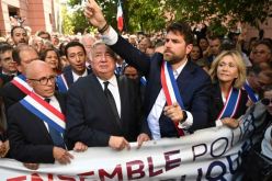 اقتحموا منزله بسيارة.. فرنسا تتهم المهاجرين بالاعتداء على رئيس بلدية وعائلته