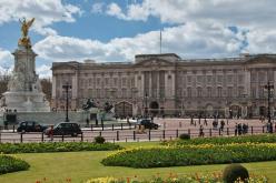 فيديو.. رجل يقيد يده ببوابة قصر باكنغهام ويهدد بإيذاء نفسه