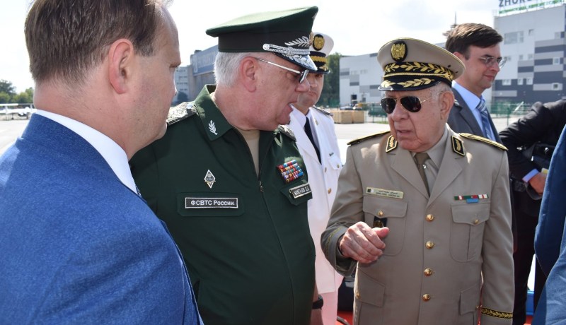 الفريق أول شنڨريحة يزور القاعدة الجوية جوكوفسكي بضواحي العاصمة موسكو