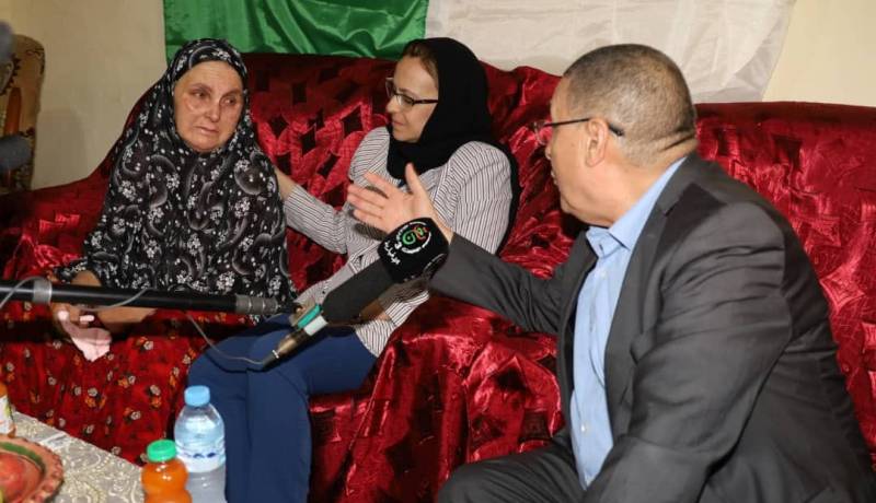 وزيرا الداخلية و التضامن يعزيان عائلة شهيد الواجب الوطني ببومرداس