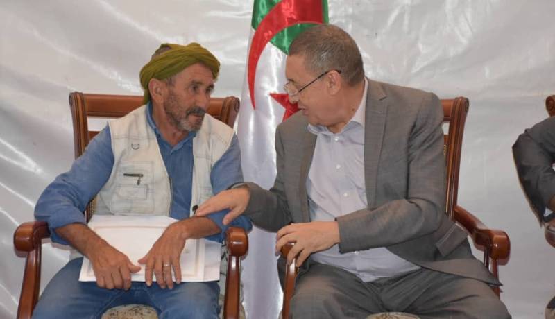 وزير الداخلية يعزي عائلة الشهيد بن حميدة صالح بالشلف