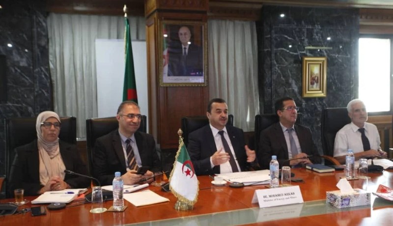 عرقاب يتباحث سبل التعاون المنجمي مع مسؤولي مؤسستين روسيتين