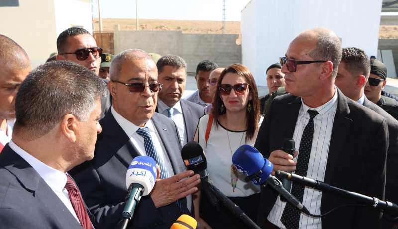 عون يعاين مشروع وحدة انتاج الصفائح المعدنية بميلة