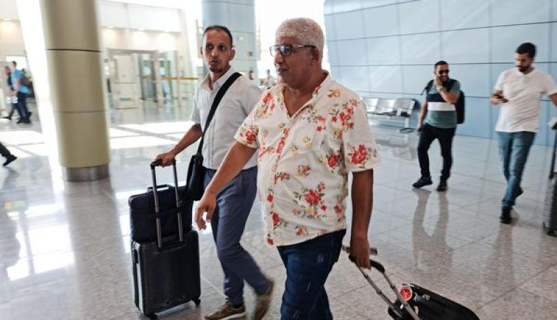 بالصور.. السياسي يحل بمطار هواري بومدين استعدادا لسفرية تونس
