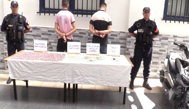 أمن العاصمة يوقف شخصين ويحجز 1305 كبسولة من المؤثرات العقلية