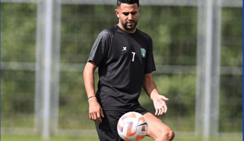 محرز أساسيا في مباراة الأهلي السعودي والطائي