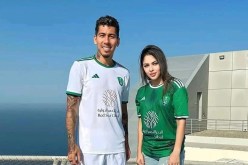 الجزائرية بن سنوسي تستعرض قميص الأهلي رفقة فيرمينيو