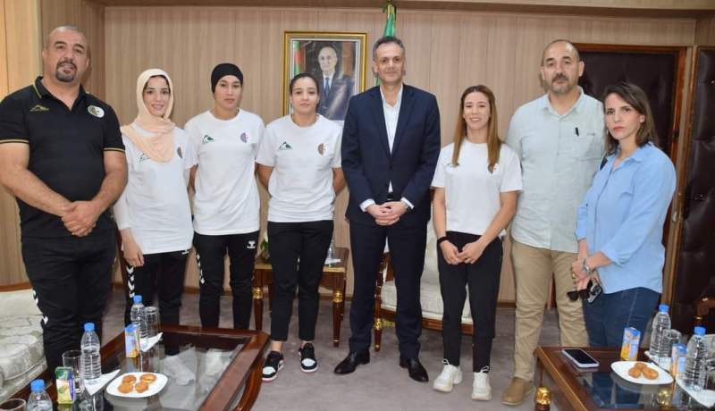 بالصور.. حماد يستقبل بطلات الملاكمة الجزائرية