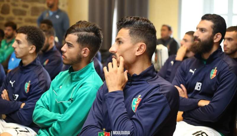 بالصور.. بوميل يبرمج حصة فيديو للاعبي المولودية بتربص ران