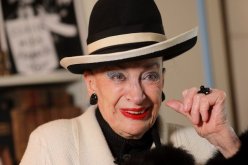 اشتهرت بلقب dame au chapeau.. وفاة جنيف دي فونتيني