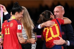 رئيس الاتحاد الإسباني لكرة القدم يرفض الاستقالة بعد فضيحة مونديال السيدات