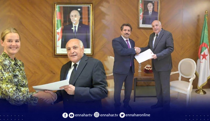 عطاف يتسلم أوراق اعتماد سفراء جدد بالجزائر