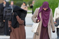 وزير التربية الفرنسي يمنع إرتداء العباءة في المدارس!!