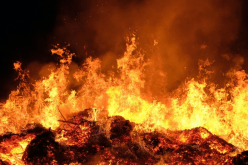 شاب يُشعل النار في أقاربه ويقتل عددا منهم لهذا السبب!