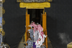 شاهد لحظة فتح باب الكعبة المشرفة استعدادا لغسلها